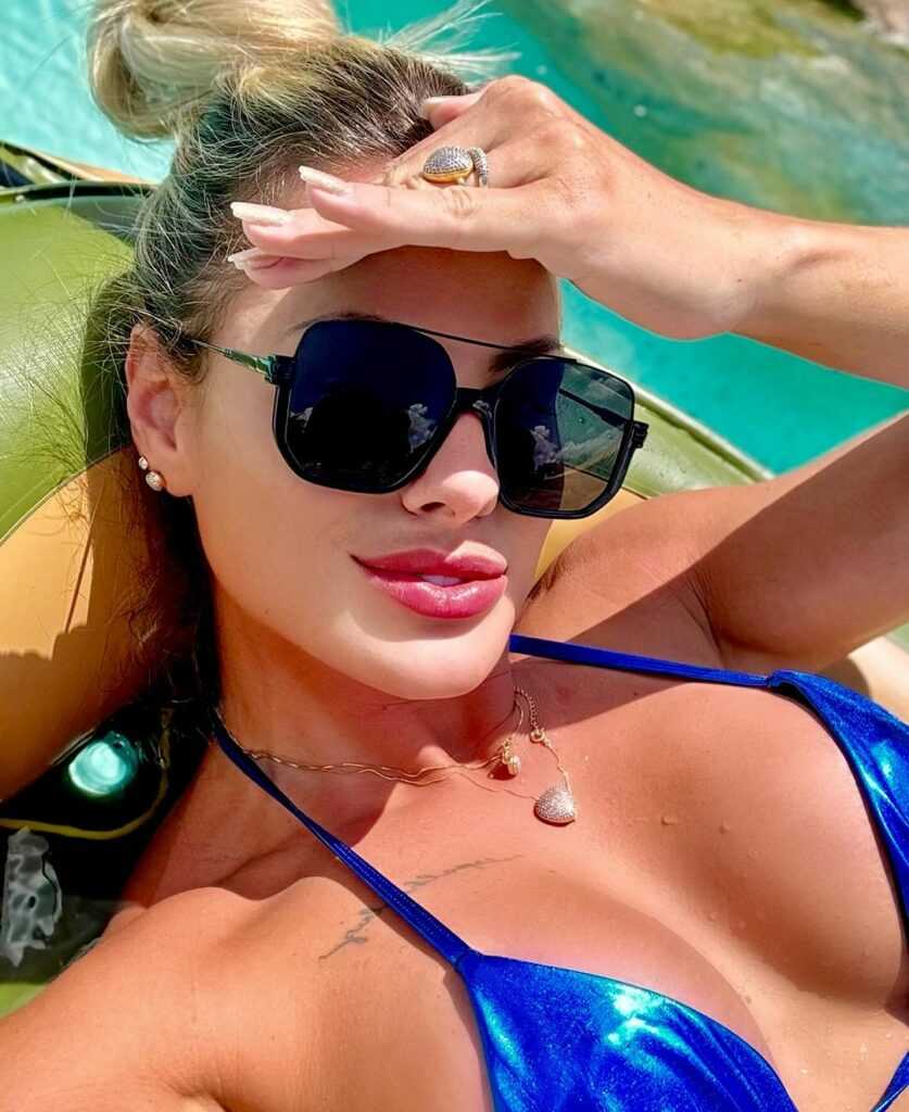 Mariana Polastreli, esposa de Eduardo Costa, escolhe biquíni azul para piscina