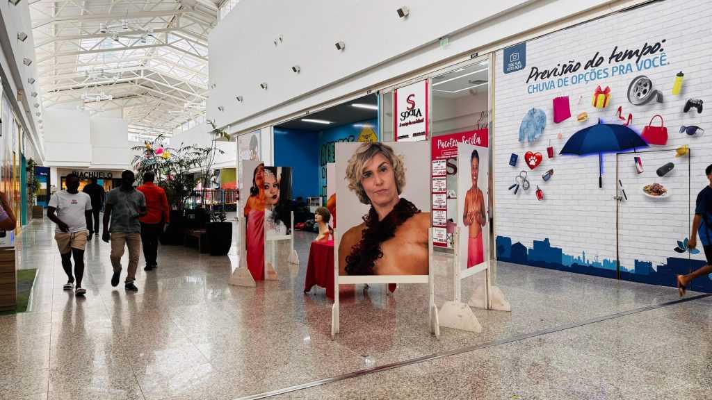 Shopping de Camaçari promove corte de cabelo solidário no Outubro Rosa