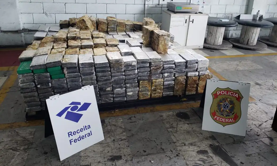 Receita e PF realizam grande apreensão de cocaína no Porto de Santos