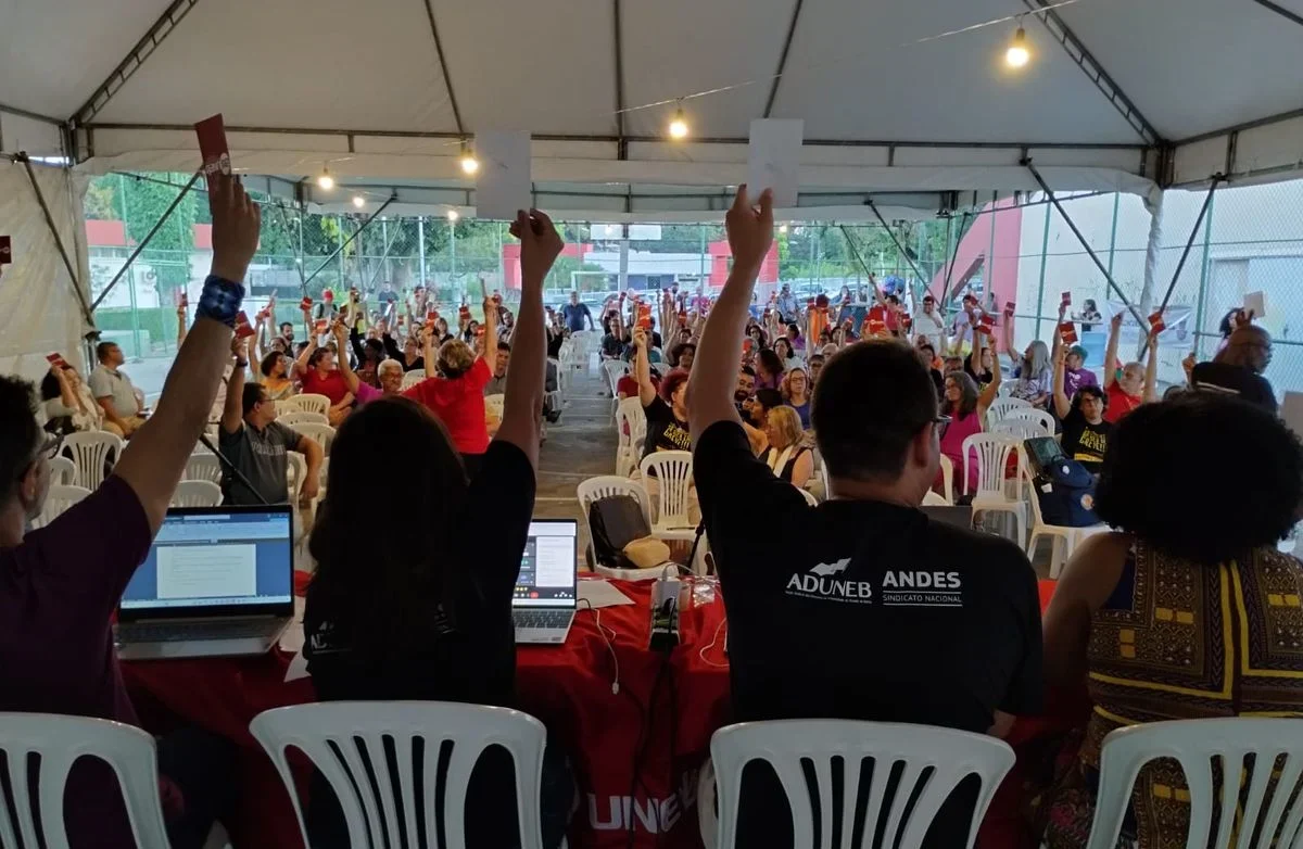 Professores da UNEB anunciam fim da greve e retorno às aulas