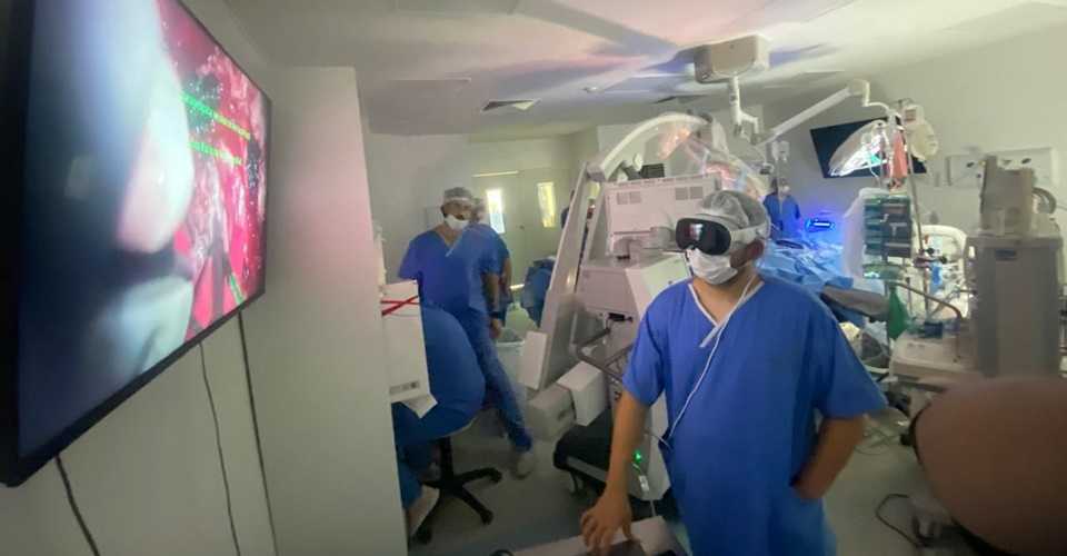 Hospital de Feira de Santana utiliza óculos de realidade virtual em neurocirurgias.