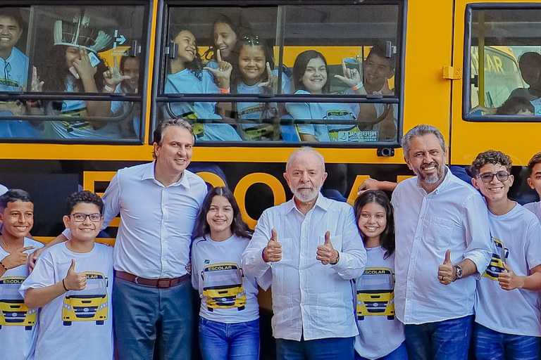 Presidente Lula entrega 113 novos ônibus escolares ao Ceará em compromisso com o povo