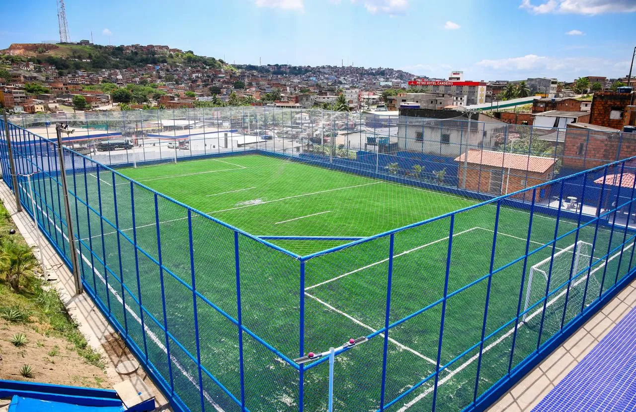 Bairro Dom Avelar ganha novo campo de futebol após décadas de espera