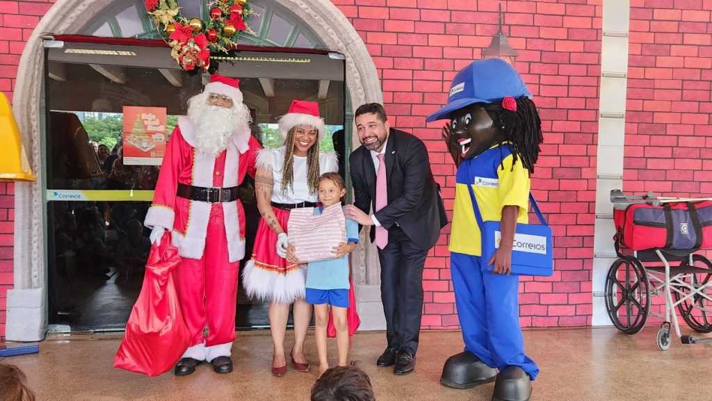 Emoção e solidariedade: Papai Noel dos Correios leva alegria às crianças da Sol Nascente/DF