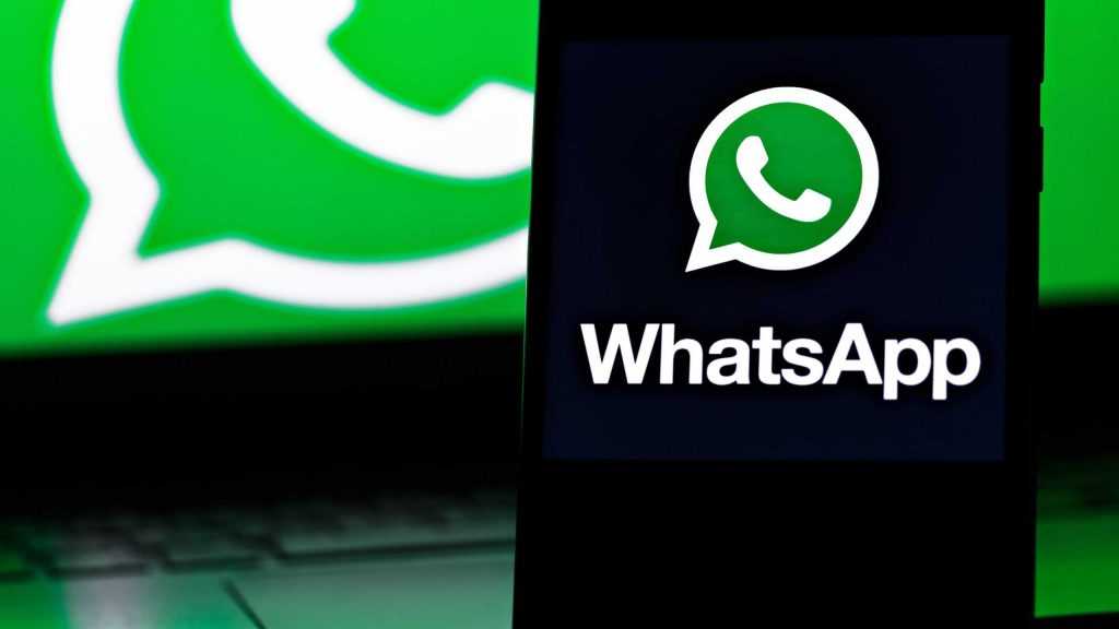 Ícone do WhatsApp em um smartphone e atrás dele