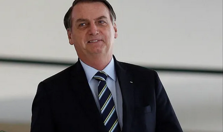 Bolsonaro ironiza alta do dólar e da gasolina com meme do seriado Chaves