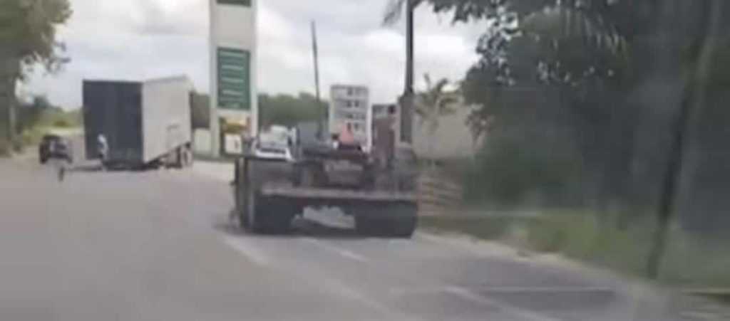 Caminhão 'desintegra' em estrada de Camaçari