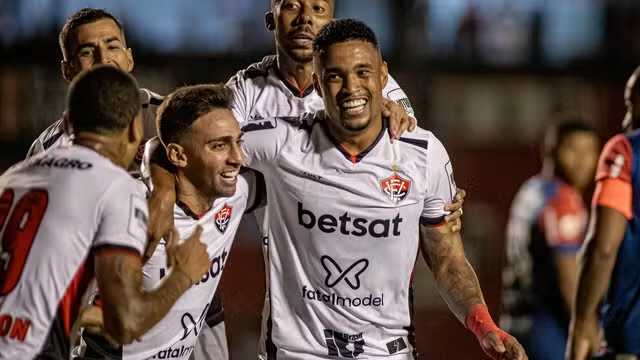 Com dois gols de Alerrandro, Vitória ganha do Fortaleza e garante permanência na elite do Brasileirão