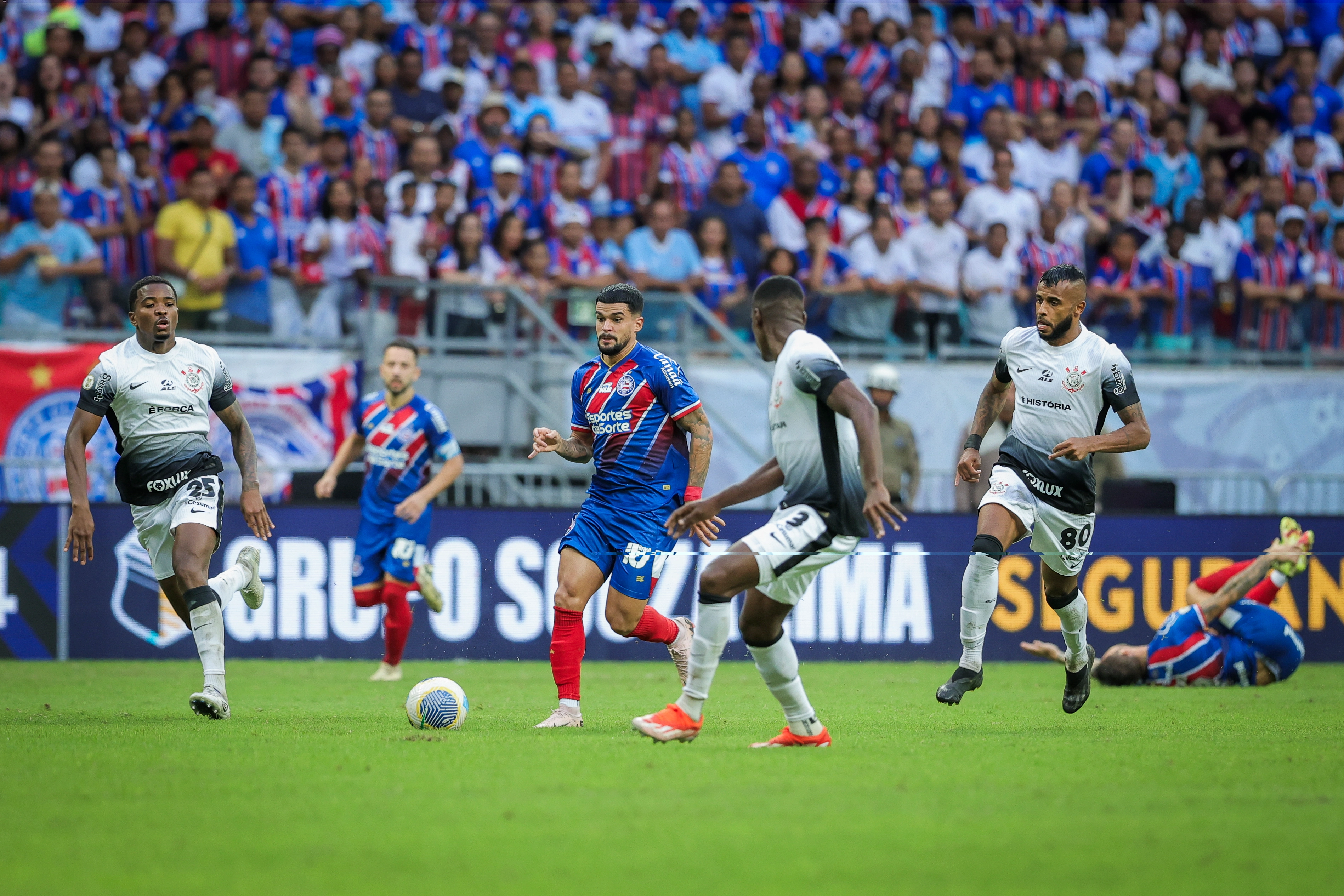 Corinthians e Bahia duelam por vaga na Libertadores nesta terça-feira