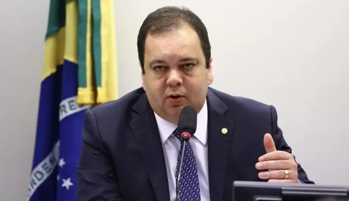 Elmar Nascimento declara fazer “oposição” ao PT durante reunião na Câmara