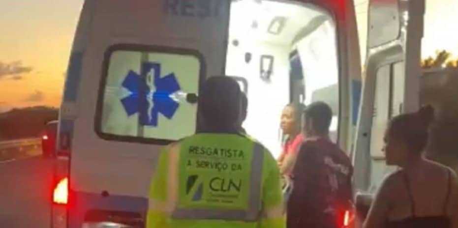 Estudante cai de ônibus escolar após confusão na BA-099