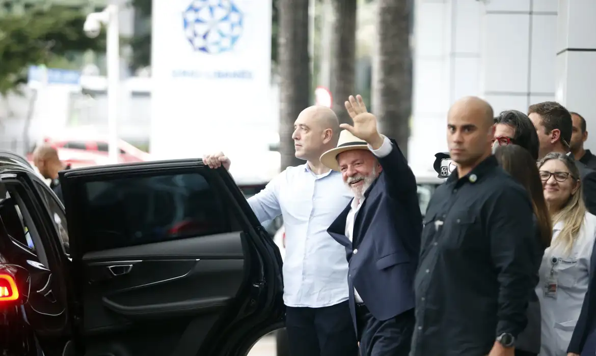 Lula recebe alta hospitalar e ficará em SP até quinta-feira