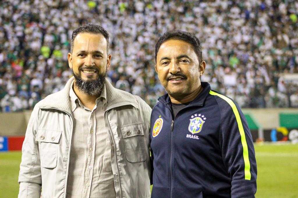 Roberto Carlos celebra aprovação do título de cidadão baiano ao presidente da Federação Bahiana de Futebol