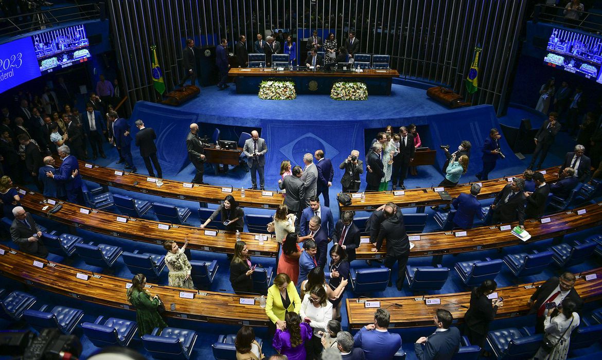 Senado aprova teto para salário mínimo e mudanças no BPC