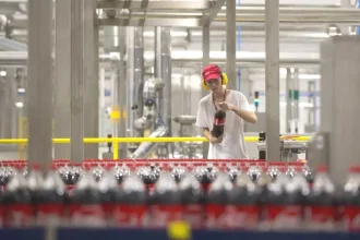 Solar Coca-Cola abre vaga para Auxiliar de Produção, não exige experiência anterior!