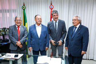 Adolfo Menezes dá posse a Marcone Amaral na presença de prefeitos e outros parlamentares