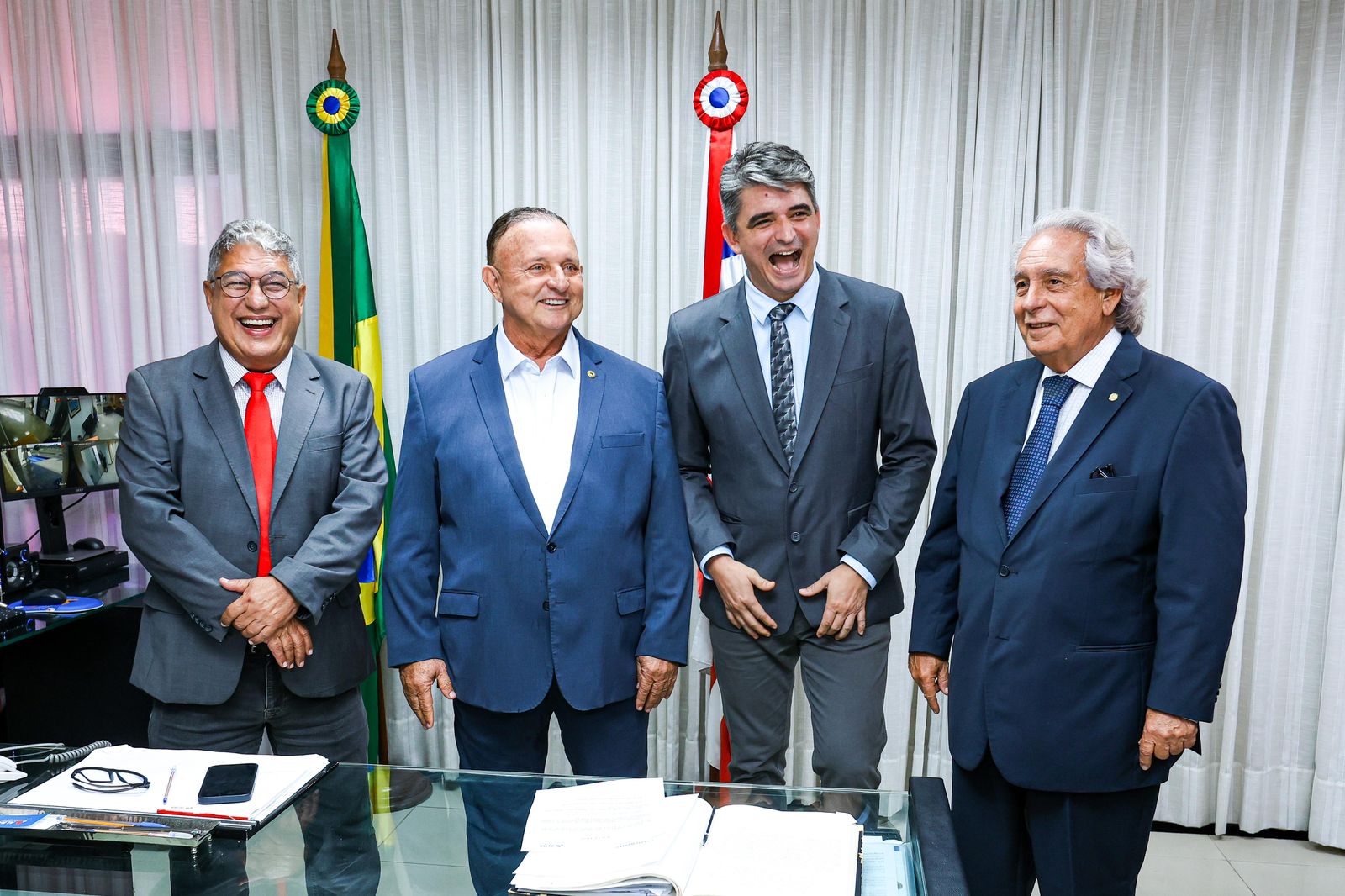 Adolfo Menezes dá posse a Marcone Amaral na presença de prefeitos e outros parlamentares