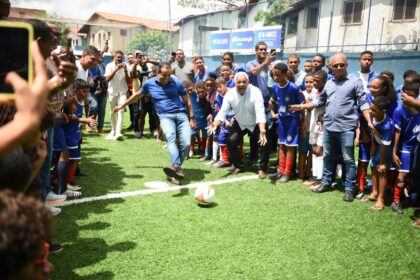 Vila Ruy Barbosa ganha campo com grama sintética e escolinha de futebol em parceria com o Bahia