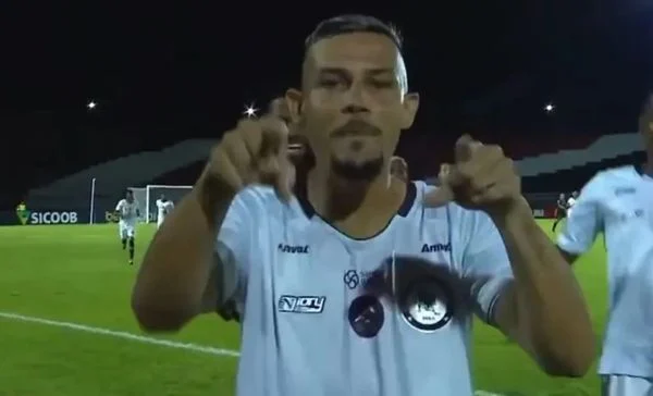 Vídeo: Atacante do Jacuipense comemora gol de forma inusitada: "Sou bom, meu empresário que é ruim"