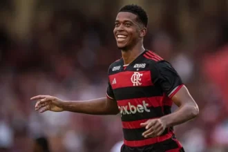 Vitória acerta contratação do atacante Carlinhos, do Flamengo, por empréstimo