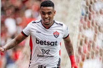 Vitória não renova com Alerrandro para 2025 após impasse com Bragantino