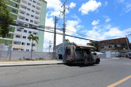 Polícia assegura funcionamento de transporte e comércio em Sussuarana.