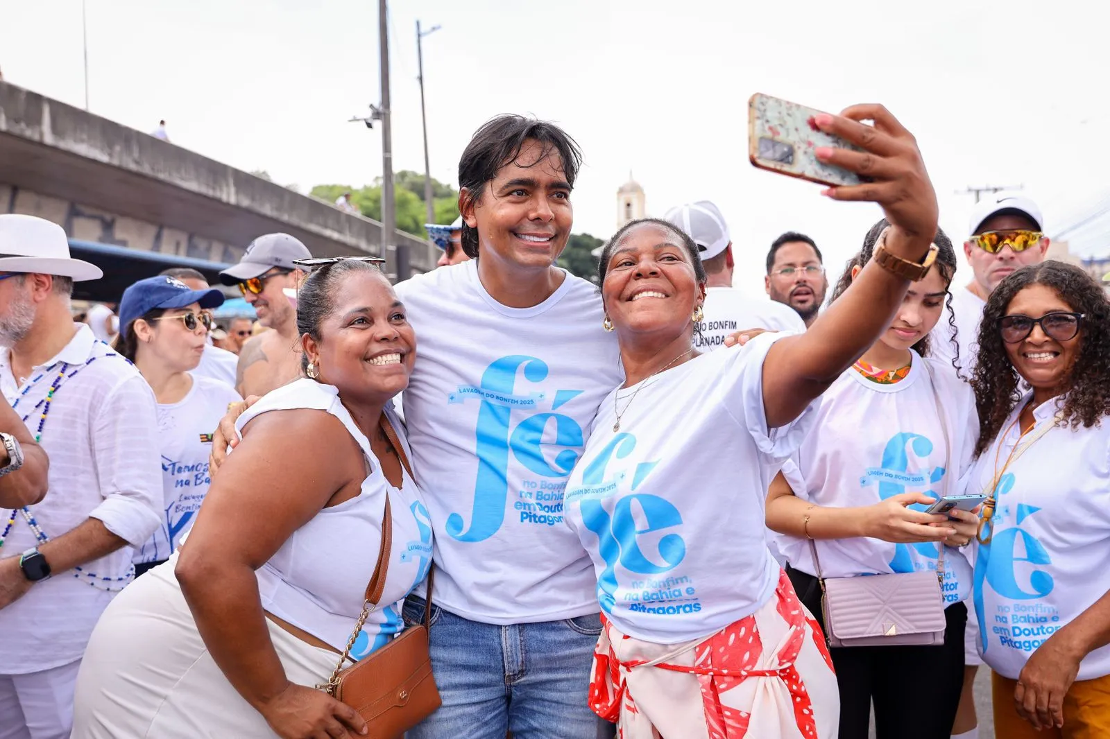 Dr. Pitágoras marca presença na Lavagem do Bonfim e reforça popularidade