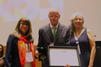 Professor da Unesp é homenageado com medalha da Associação Brasileira de Editores Científicos, reconhecimento pela contribuição acadêmica.