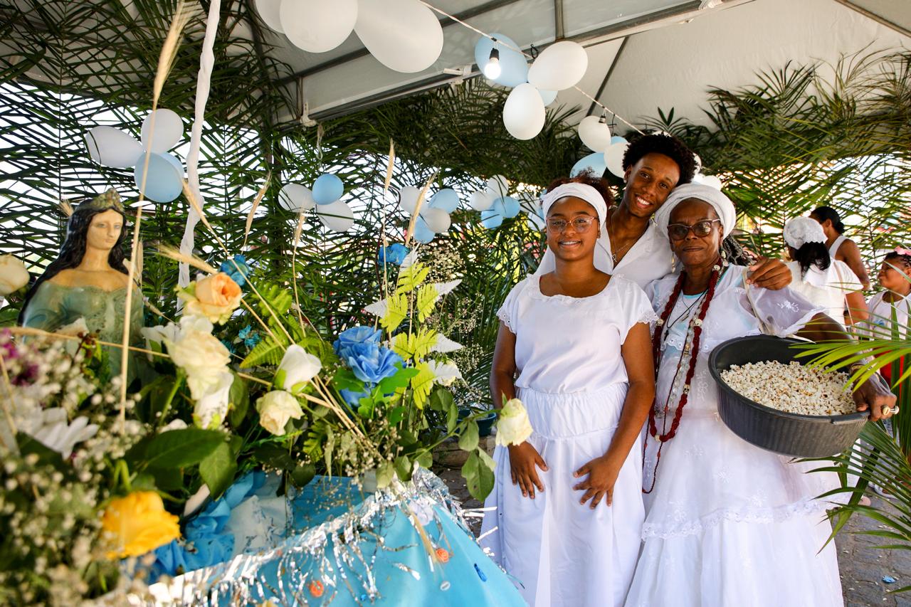 Festa em Caboto: devotos homenageiam e entregam presentes a Yemanjá