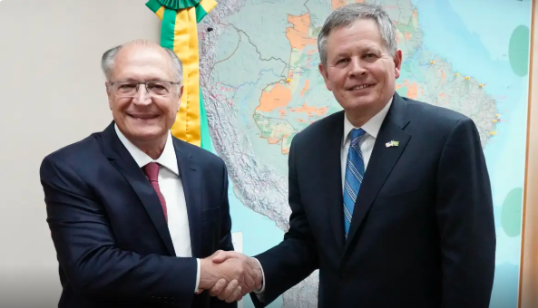 Alckmin recebe senador americano aliado de Trump