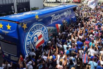 Bahia recebe apoio da torcida no embarque para a Bolívia pela Libertadores