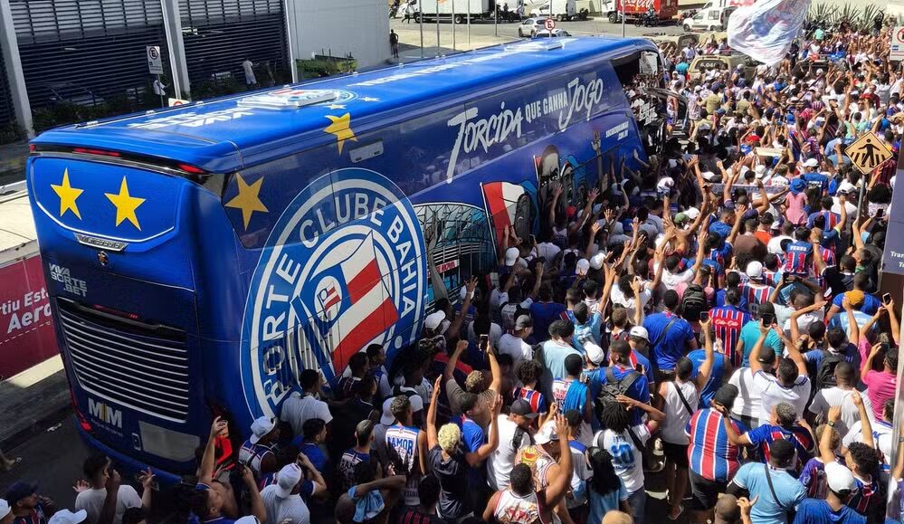 Bahia recebe apoio da torcida no embarque para a Bolívia pela Libertadores