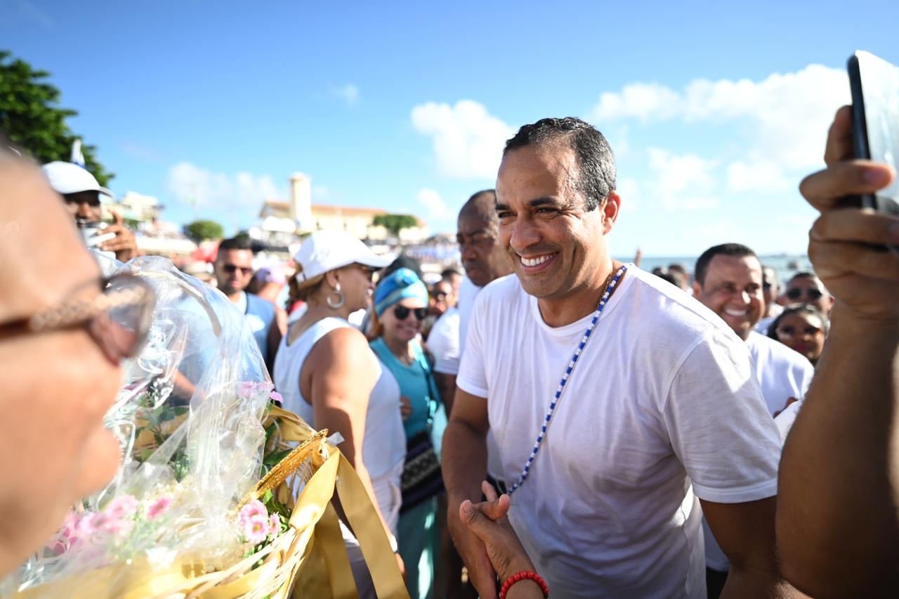 Bruno Reis acompanha entrega do presente principal para Iemanjá e exalta festa da Rainha do Mar: “Representa a força da nossa fé”