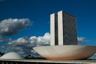 Câmara aprova pena para quem divulgar imagens de nudez geradas por IA