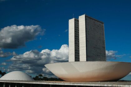 Câmara aprova pena para quem divulgar imagens de nudez geradas por IA