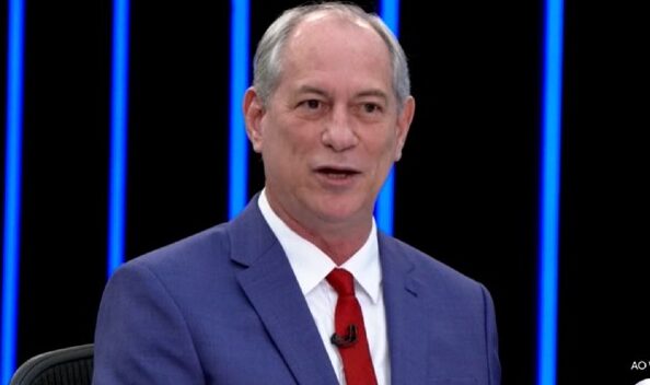 Carlos Lupi diz que Ciro Gomes não pretende disputar eleições, mas seguirá na política