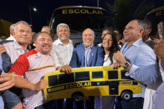 Deputado Roberto Carlos viabiliza ônibus escolares para municípios baianos através de emenda parlamentar