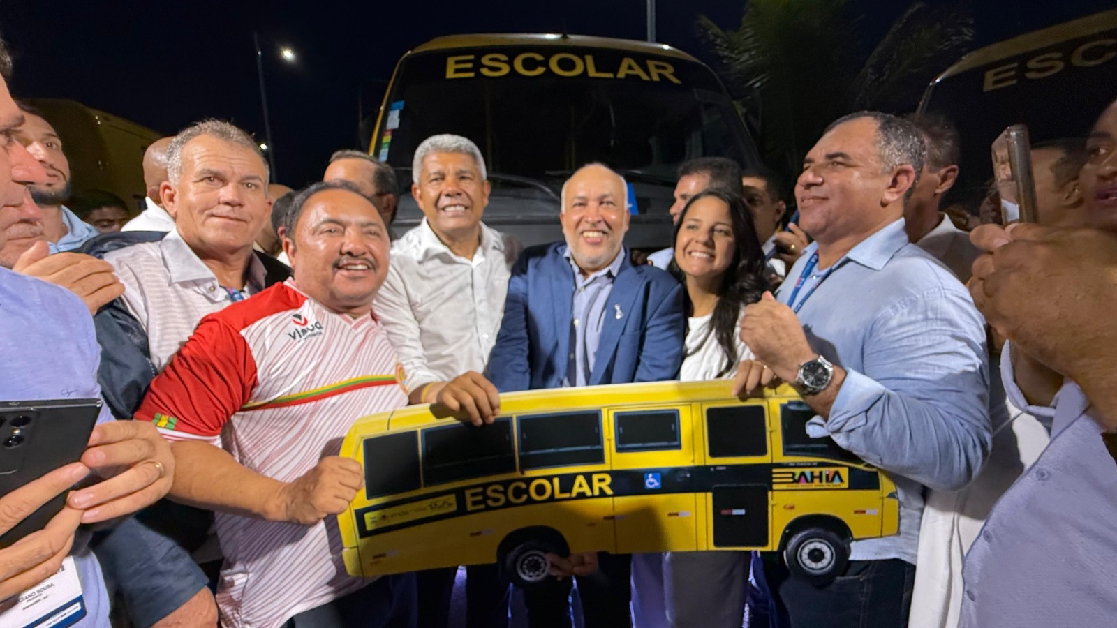 Deputado Roberto Carlos viabiliza ônibus escolares para municípios baianos através de emenda parlamentar