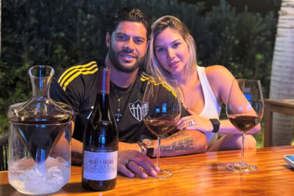 Ao lado da esposa, Hulk comemora vitória sobre o Cruzeiro após clássico estadual com vinho que chega a custar R$ 8 mil