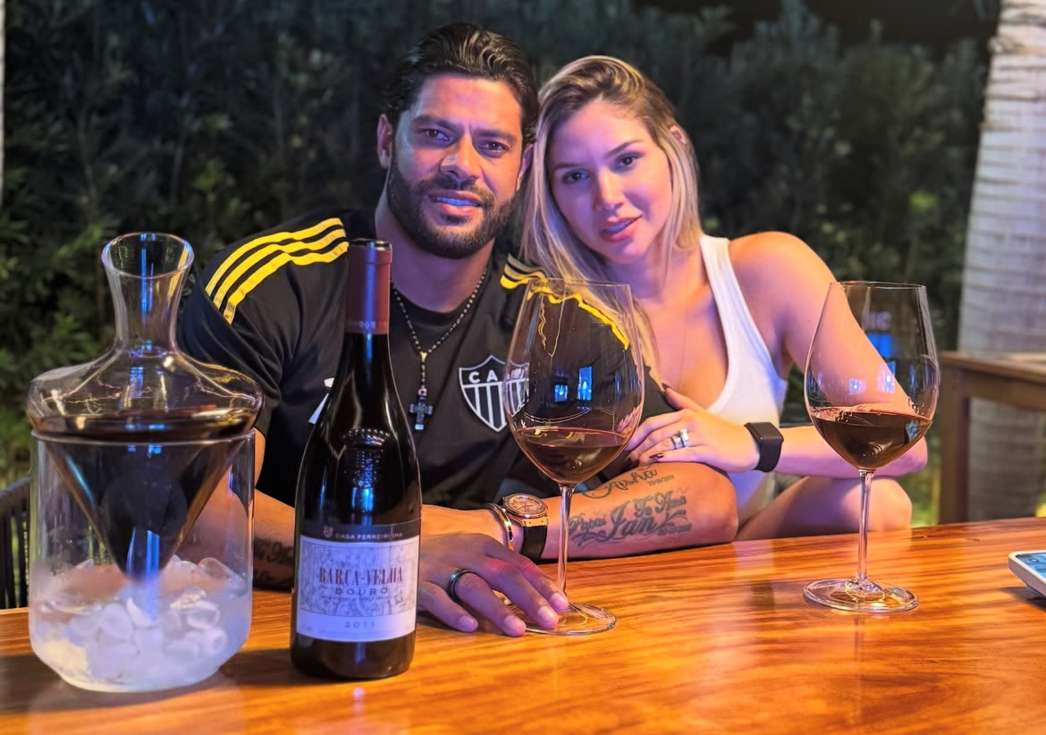 Ao lado da esposa, Hulk comemora vitória sobre o Cruzeiro após clássico estadual com vinho que chega a custar R$ 8 mil