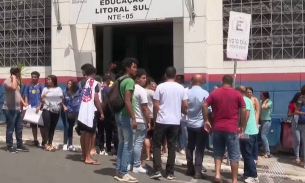 Estudantes protestam contra afastamento de diretor por denúncias em Itabuna