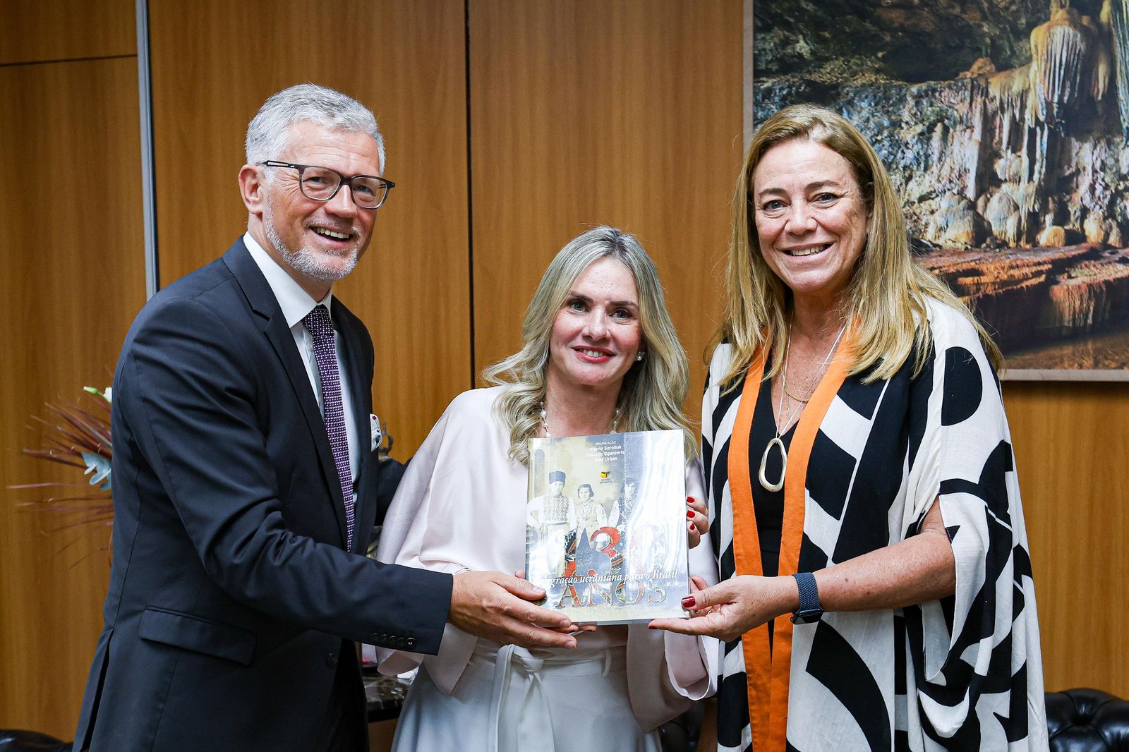 Ivana Bastos recebe a visita do embaixador da Ucrânia e defende o fim da guerra