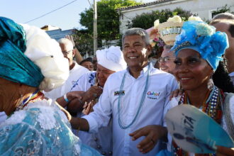 Jerônimo participa da Festa de Iemanjá, pede renovação e paz para a Bahia