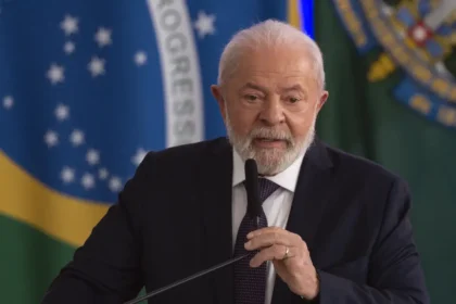 Lula parabeniza novos presidentes da Câmara e do Senado: uma reviravolta na política brasileira