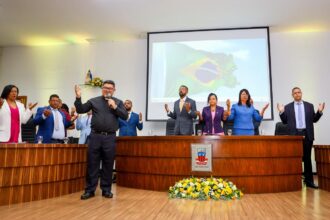 Prefeito Eriton lê mensagem na abertura dos trabalhos legislativos em Candeias