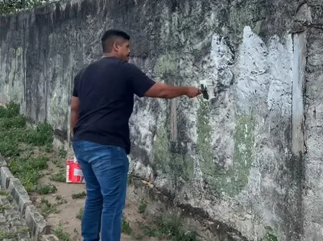 Prefeito de São Gonçalo dos Campos apaga grafites de facção: "Aprende, governador"