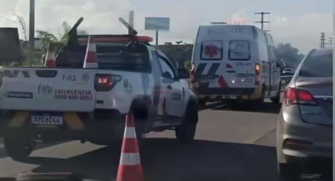 Vítimas do acidente na Via Parafuso são socorridas pela ambulância