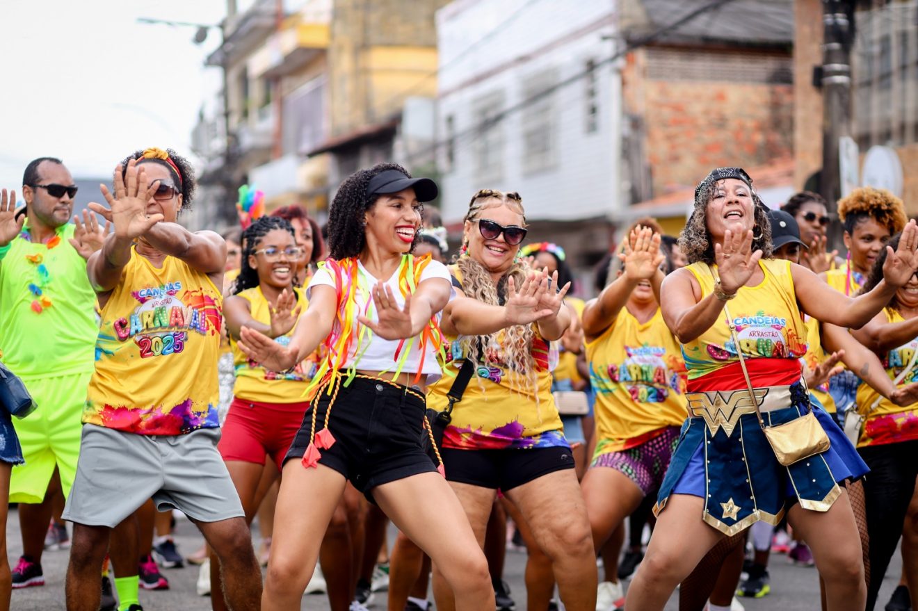 Arrastão de Carnaval reúne foliões em Candeias