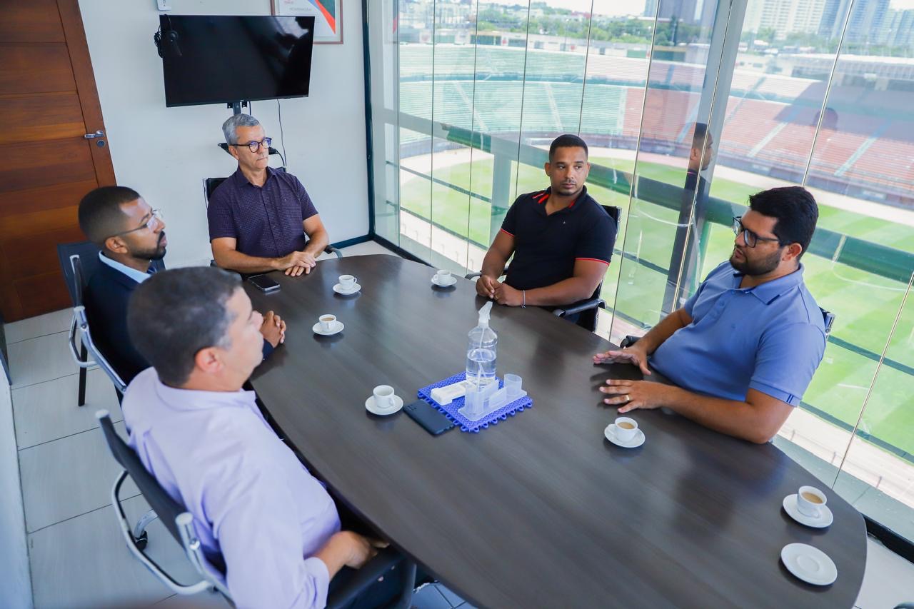 Eriton Ramos e diretor da SUDESB juntos por revitalização do Estádio David Caldeira