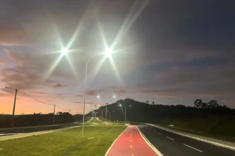 Iluminação da Avenida João Isidório é concluída após cobranças da Prefeitura